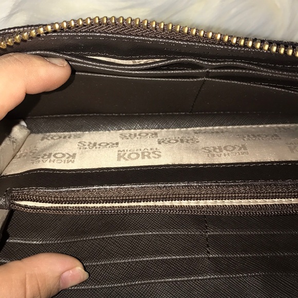 Michael Kors - Signature MK Logo Wallet - Picture 4 of 7